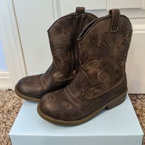 Little girl a western boots